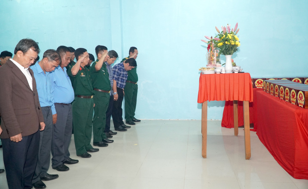 Đại biểu kính cẩn dâng hương và dành một phút mặc niệm tưởng niệm các anh hùng liệt sĩ tại Nhà lưu giữ hài cốt Đội K73