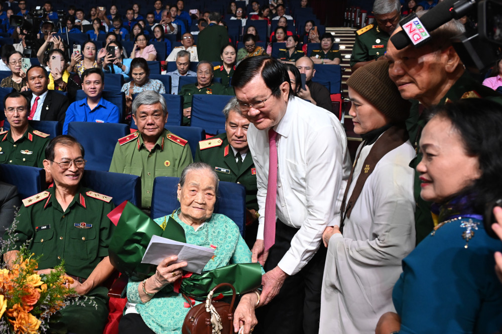 Nguyên Chủ tịch nước Trương Tấn Sang tặng quà tri ân mẹ Việt Nam anh hùng