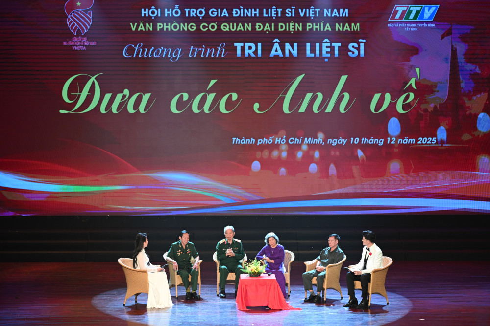 Hội hỗ trợ gia đình liệt sĩ Việt Nam cùng các đại biểu tham gia giao lưu tại chương trình