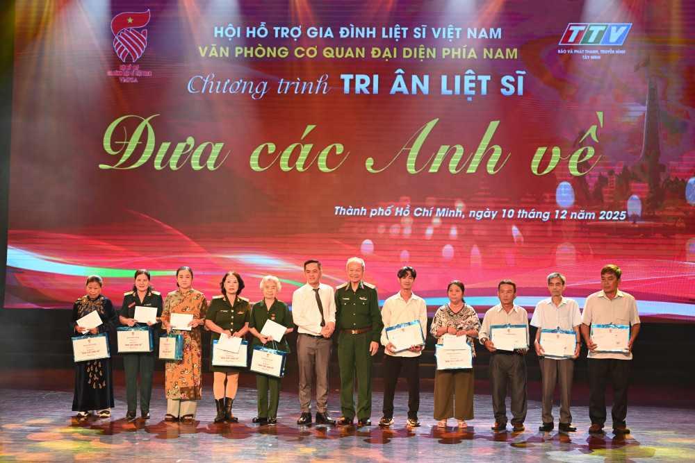 Hội hỗ trợ gia đình liệt sĩ Việt Nam trao tặng 10 phần quà tri ân cho 10 gia đình thân nhân liệt sĩ