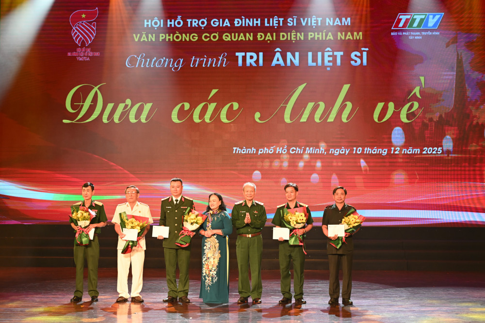 Hội hỗ trợ gia đình liệt sĩ Việt Nam trao tặng quà cho các đội K của các Quân khu