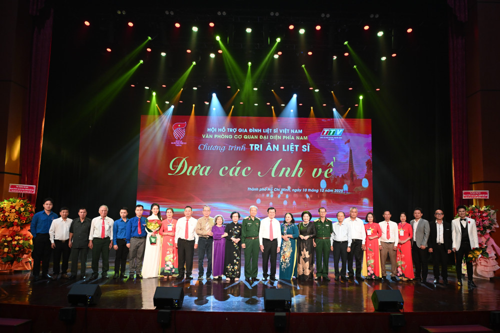 Nguyên Chủ tịch nước Trương Tấn Sang chụp hình lưu niệm cùng các đại biểu