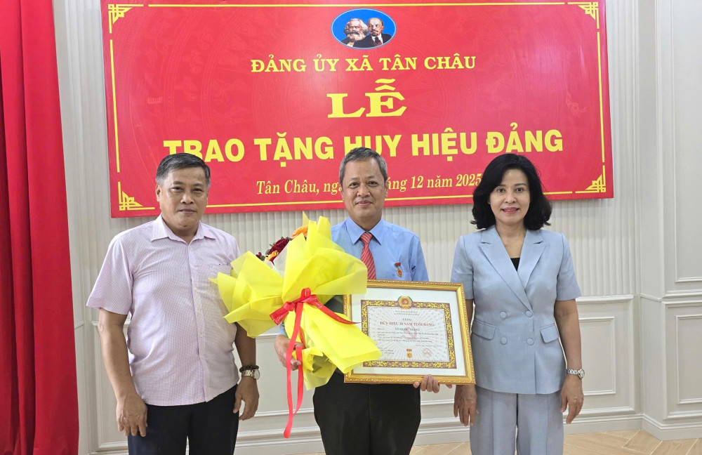 Nguyên Phó Chủ tịch UBMTTQ Việt Nam tỉnh Võ Quốc Thắng nhận Huy hiệu 30 năm tuổi Đảng