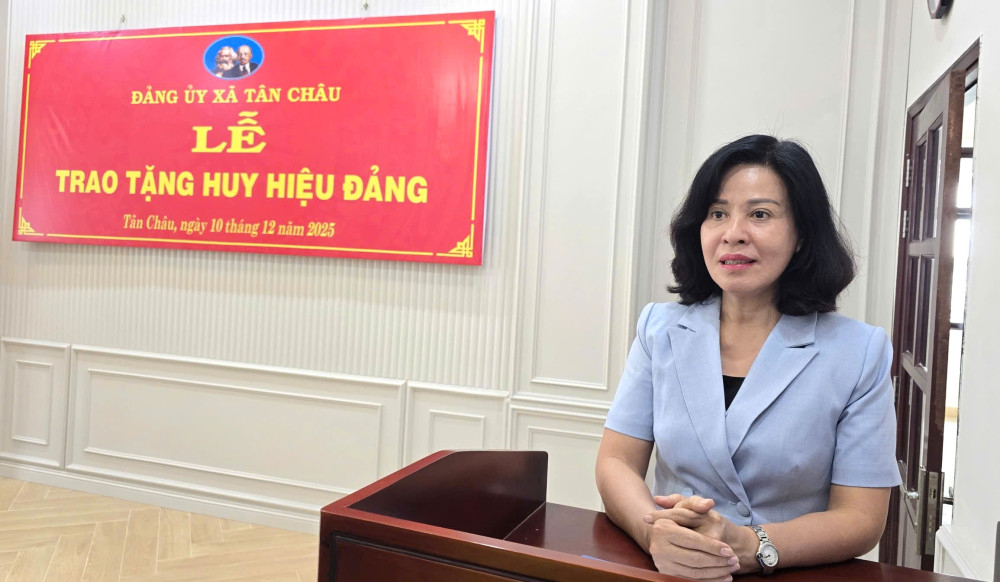 Ủy viên Ban Thường vụ Tỉnh ủy, Trưởng ban Tuyên giáo và Dân vận Tỉnh ủy Nguyễn Thị Xuân Hương chúc mừng đảng viên Võ Quốc Thắng