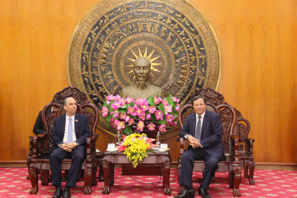 Phó Bí thư Tỉnh ủy, Chủ tịch UBND tỉnh Tây Ninh Lê Văn Hẳn (bên phải) tiếp Đại sứ Đặc mệnh toàn quyền Cộng hòa Cuba tại Việt Nam Rogelio Polanco Fuentes