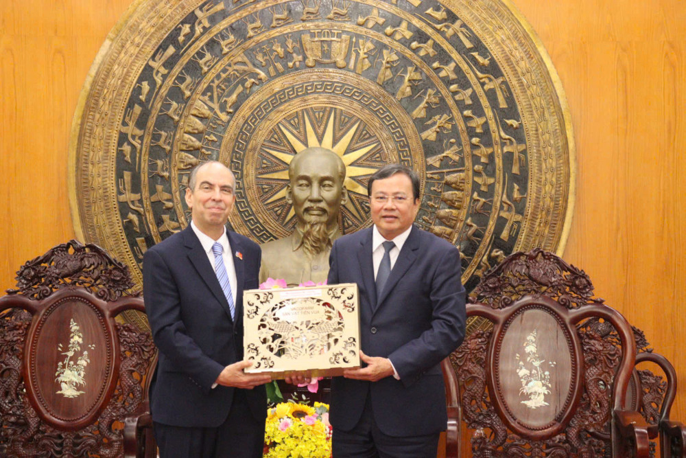 Chủ tịch UBND tỉnh Tây Ninh (bên phải) cảm ơn sự quan tâm, hỗ trợ và thiện chí thúc đẩy quan hệ hữu nghị, hợp tác giữa 2 quốc gia của ngài Đại sứ