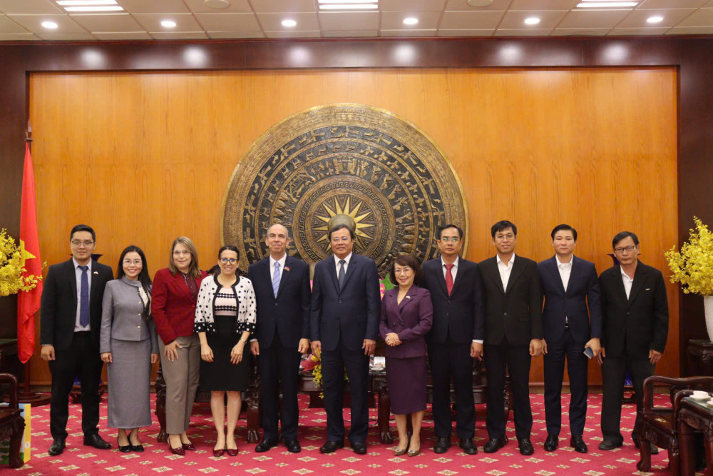 Đại biểu chụp ảnh lưu niệm