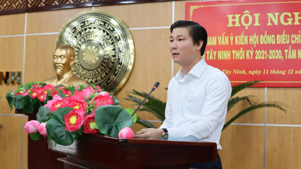 Giám đốc Sở Tài chính, Phó Chủ tịch Hội đồng điều chỉnh Quy hoạch tỉnh Trương Văn Liếp báo cáo công tác triển khai điều chỉnh Quy hoạch tỉnh