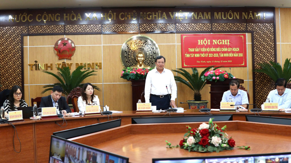 Phó Bí thư Tỉnh ủy, Chủ tịch UBND tỉnh, Chủ tịch Hội đồng điều chỉnh Quy hoạch tỉnh Tây Ninh Lê Văn Hẳn phát biểu chỉ đạo tại hội nghị