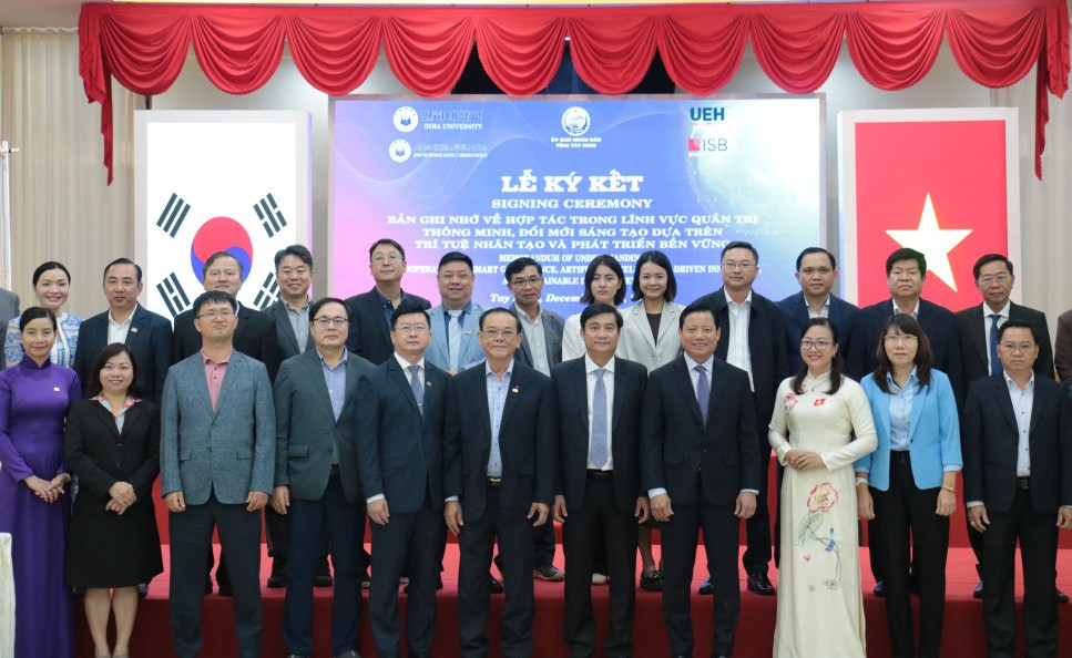 Đại biểu chụp ảnh lưu niệm tại lễ ký kết