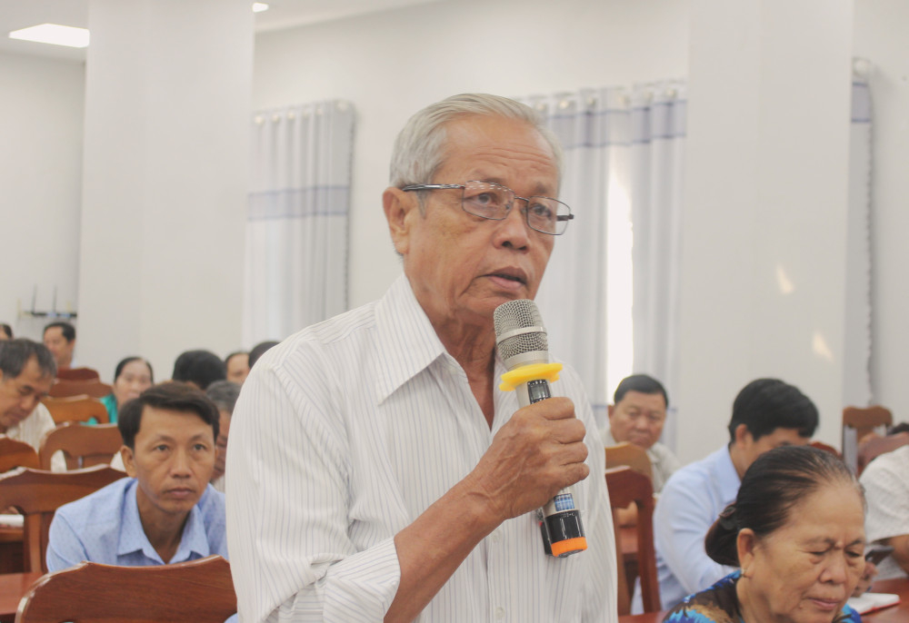 Cử tri Nguyễn Văn Tư (ấp Mỹ Hưng, xã Đông Thành) kiến nghị một số nội dung tại buổi tiếp xúc