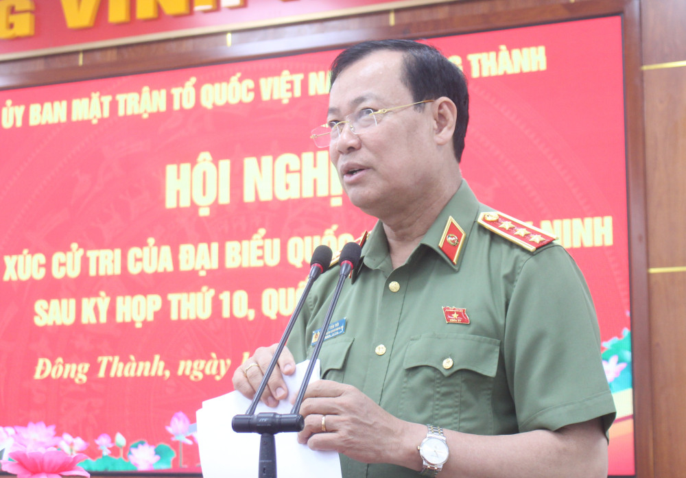 Thượng tướng Lê Tấn Tới - Ủy viên Ban Chấp hành Trung ương Đảng, Ủy viên Ủy ban Thường vụ Quốc hội, Chủ nhiệm Ủy ban Quốc phòng, An ninh và Đối ngoại của Quốc hội trao đổi các ý kiến, kiến nghị với cử tri