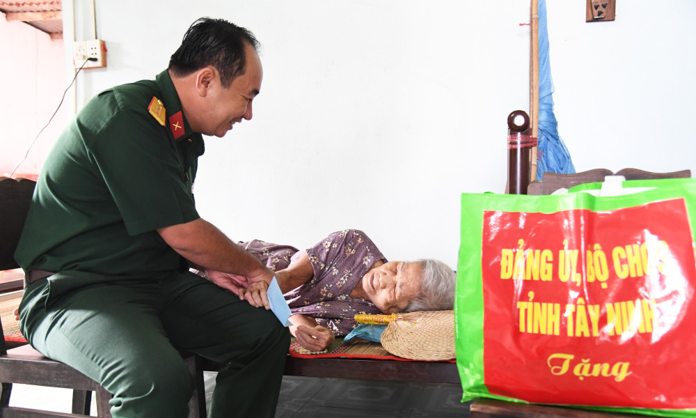 Thượng tá Ngô Khánh – Phó Chính ủy Bộ Chỉ huy Quân sự tỉnh thăm hỏi các gia đình