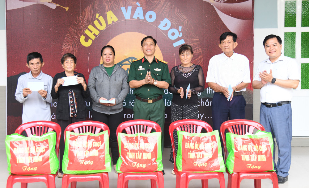 Đại tá Phạm Văn Quốc - Phó Chính ủy Bộ Chỉ huy Quân sự tỉnh thăm, tặng quà gia đình đạo Tin Lành có hoàn cảnh khó khăn