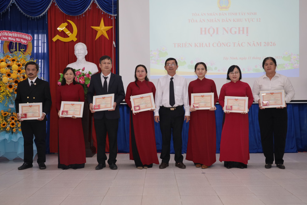 Phó Chánh án Tòa án Nhân dân tỉnh Tây Ninh Võ Văn Ngầu trao tặng “Kỷ niệm chương Vì sự nghiệp Tòa án”  cho 1 Hội thẩm và 6 Thẩm phán