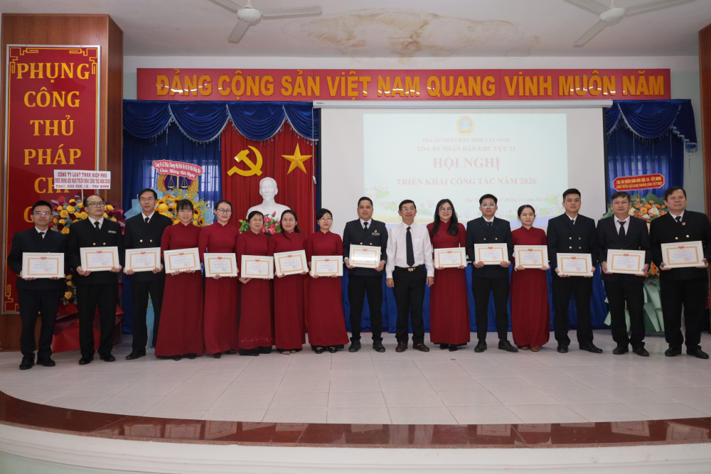 Phó Chánh án Tòa án Nhân dân tỉnh Tây Ninh Võ Văn Ngầu trao tặng danh hiệu “Chiến sĩ thi đua” cho công chức Tòa án Nhân dân khu vực 12