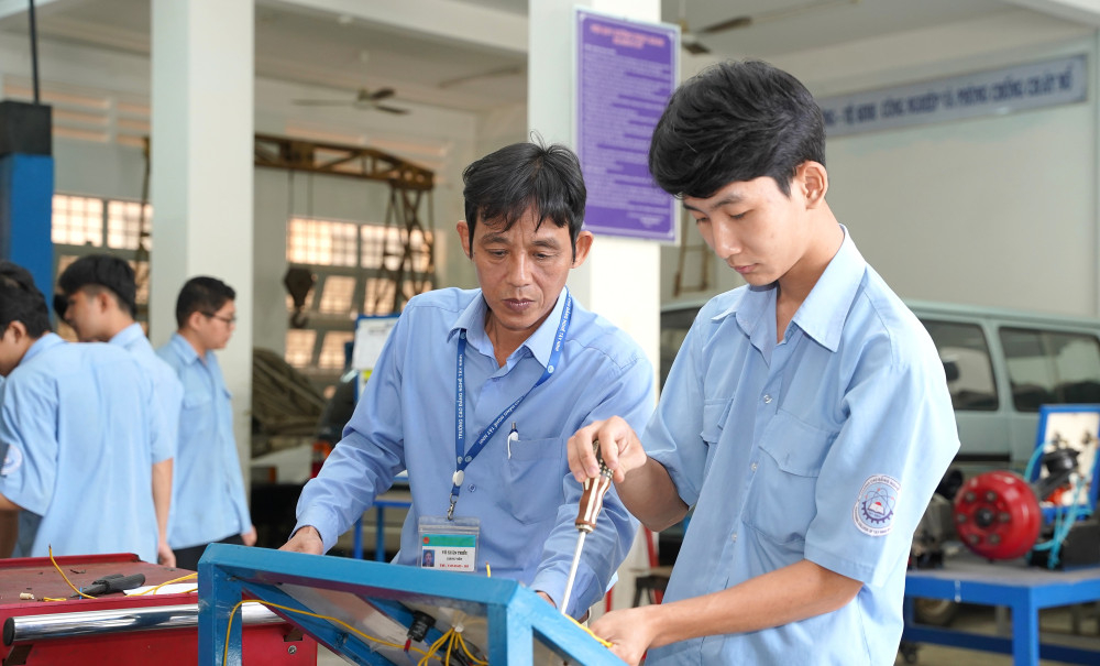 Trong một tiết học thực hành của sinh viên Trường Cao đẳng Nghề Tây Ninh