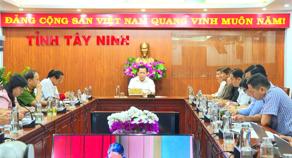 Phó Chủ tịch UBND tỉnh Huỳnh Văn Sơn cùng các đại biểu dự tại điểm cầu tỉnh Tây Ninh