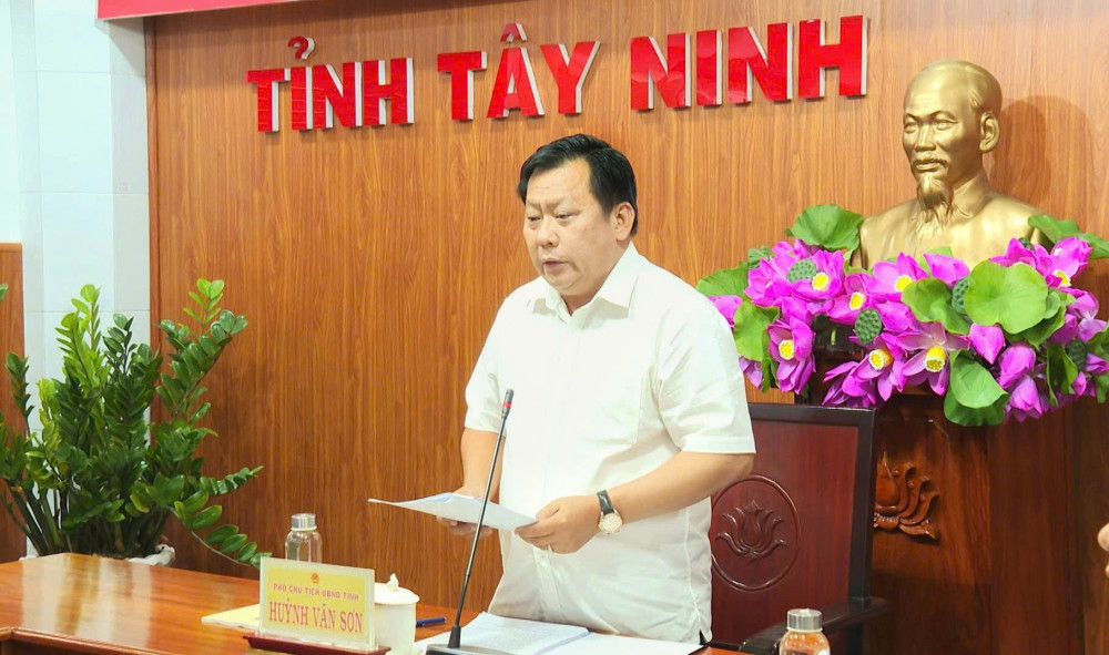 Phó Chủ tịch UBND tỉnh Huỳnh Văn Sơn phát biểu tham luận tại hội nghị