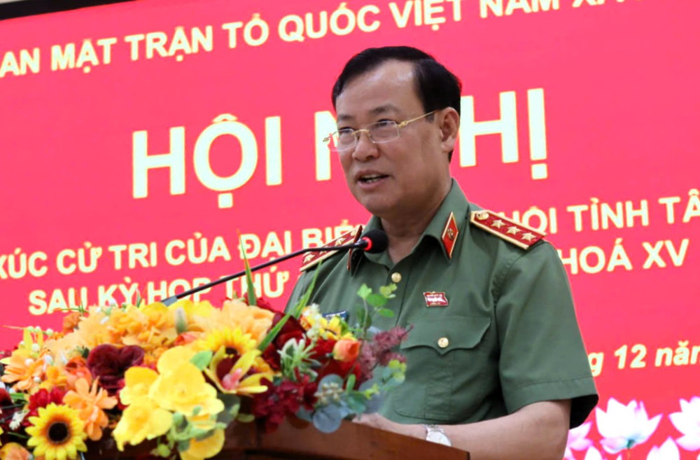 Thượng tướng Lê Tấn Tới - Ủy viên Ban Chấp hành Trung ương Đảng, Ủy viên Ủy ban Thường vụ Quốc hội, Chủ nhiệm Ủy ban Quốc phòng, An ninh và Đối ngoại của Quốc hội trao đổi về các ý kiến, kiến nghị của cử tri