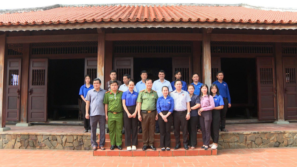 Đoàn đại biểu Quốc hội tỉnh Tây Ninh và đại biểu đến viếng tại Khu Di tích Nhà ông Bộ Thỏ