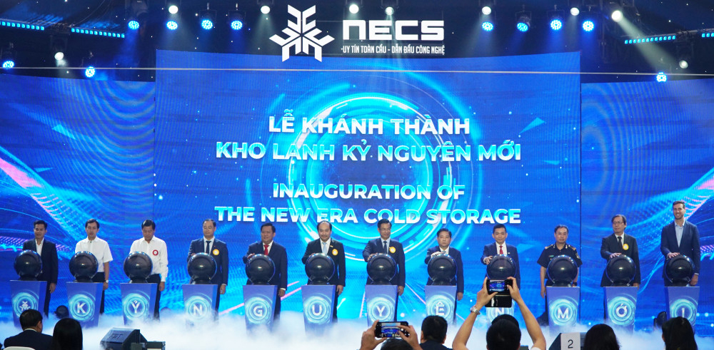 Đại biểu thực hiện nghi thức khánh thành