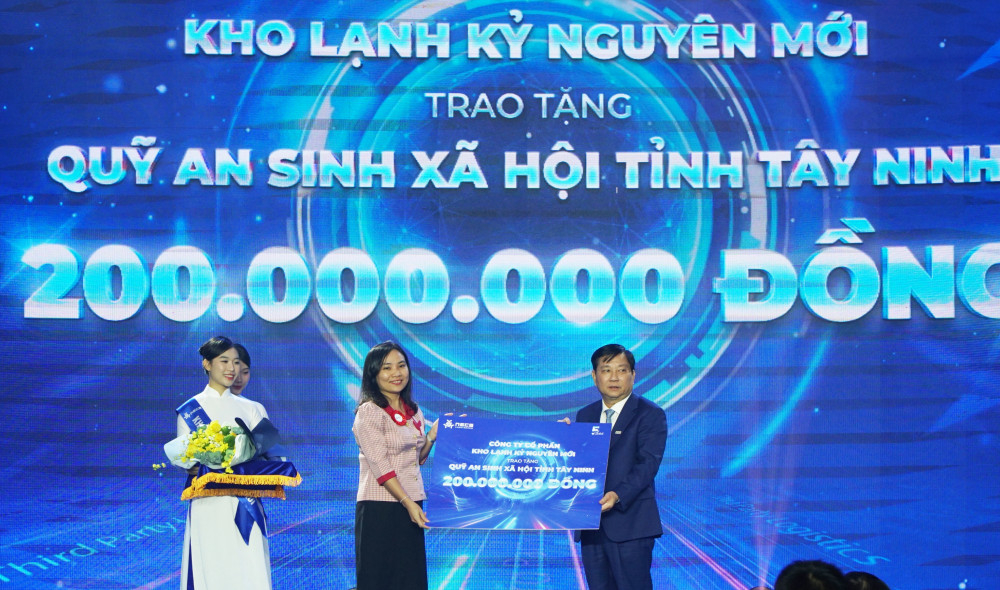 Lãnh đạo Công ty Cổ phần Kho lạnh Kỷ Nguyên Mới (bìa phải) trao bảng tượng trưng hỗ trợ kinh phí Quỹ an sinh xã hội cho Phó Chủ tịch UBMTTQ Việt Nam tỉnh Tây Ninh Lê Thị Cẩm Tú 