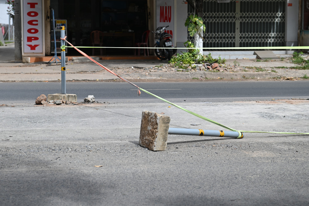 Một vài trụ phân cách không đủ chắc chắn trước sự tác động của yếu tố bên ngoài