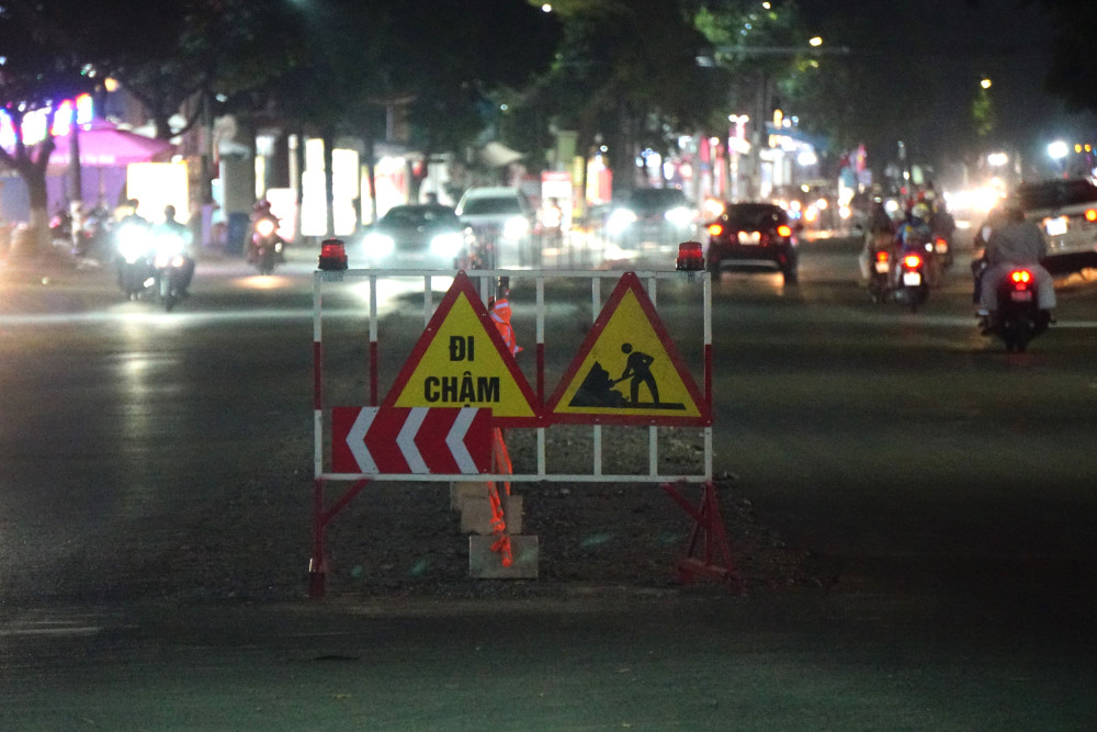 Đèn cảnh báo ánh sáng yếu ớt vào ban đêm