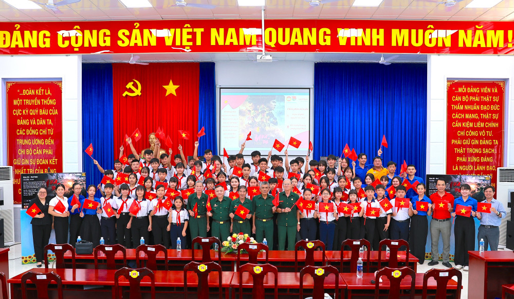 Học sinh, giáo viên, cán bộ và cựu chiến binh phường Bình Minh tại buổi công chiếu phim điện ảnh 