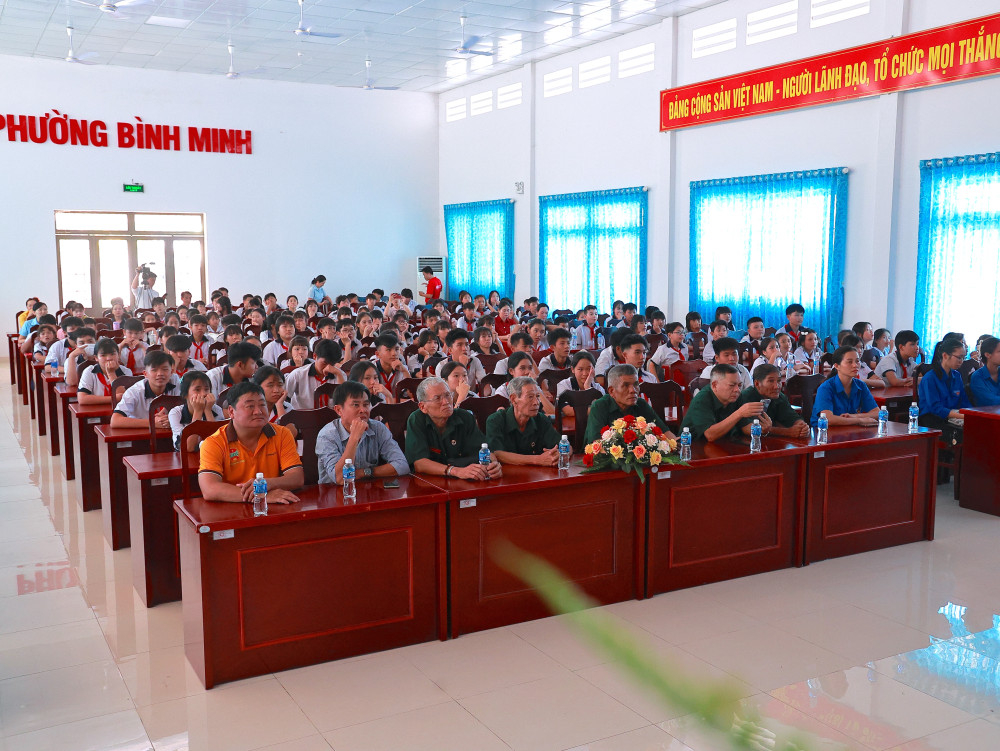 Tại buổi xem phim, nhiều học sinh, giáo viên không kiềm được sự xúc động, cảm phục trước tinh thần chiến đấu của các chiến sĩ