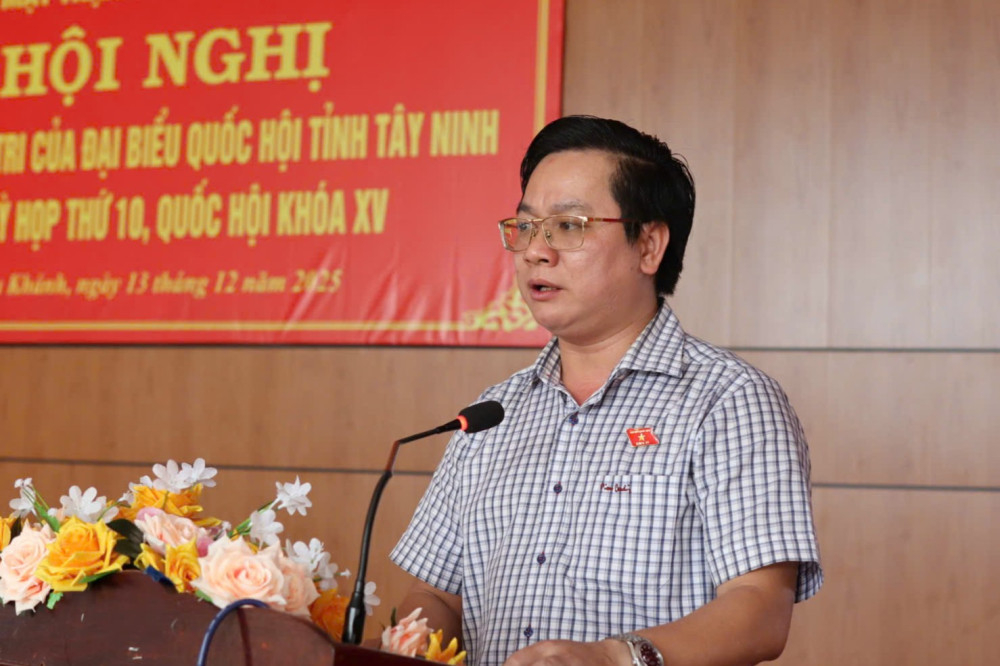 Đại biểu Trần Quốc Quân - Bí thư Đảng ủy xã Tân Lân báo cáo kết quả Kỳ họp thứ 10, Quốc hội khóa XV đến cử tri