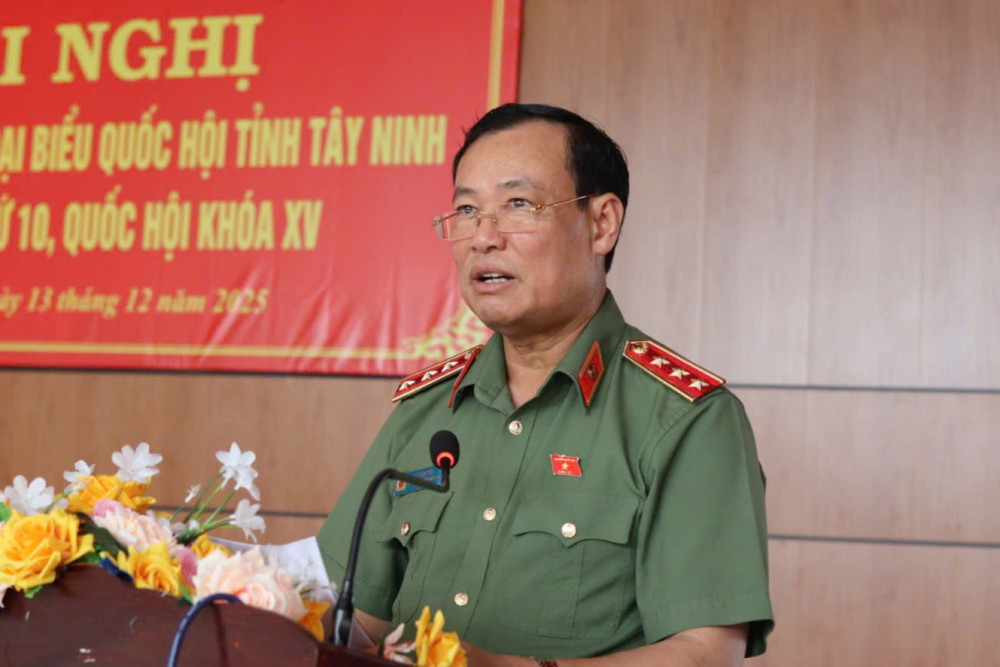 Thượng tướng Lê Tấn Tới - Ủy viên Ban Chấp hành Trung ương Đảng, Ủy viên Ủy ban Thường vụ Quốc hội, Chủ nhiệm Ủy ban Quốc phòng, An ninh và Đối ngoại của Quốc hội trao đổi về các ý kiến, kiến nghị của cử tri