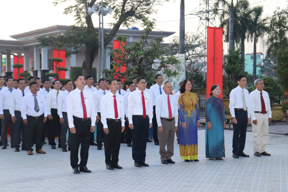 Đại biểu tham dự lễ dâng hương