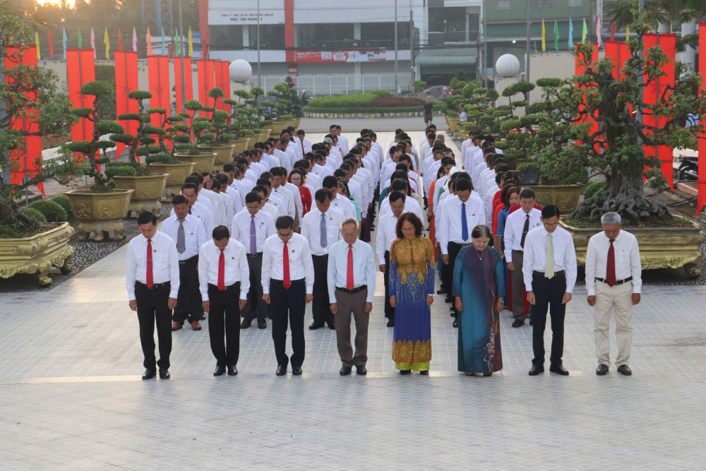 Đại biểu dành phút mặc niệm tưởng nhớ các anh hùng liệt sĩ