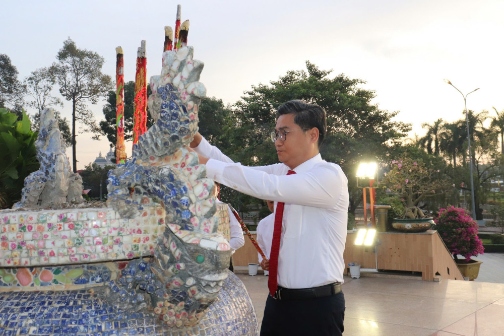 Chủ tịch Hội Nông dân tỉnh Nguyễn Thanh Tùng dâng hương