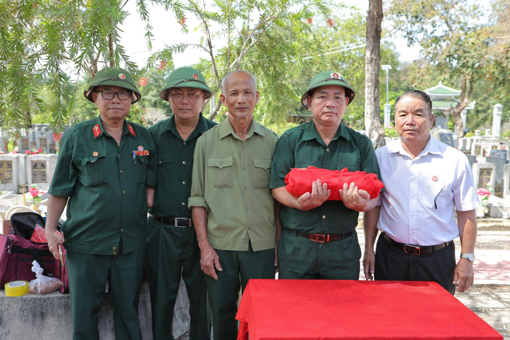 Các đơn vị và gia đình cùng đưa hài cốt liệt sĩ Phan Bá Tạ về quê an táng