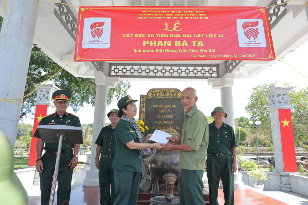 Đại diện Văn phòng cơ quan đại diện phía Nam Hội Hỗ trợ gia đình liệt sĩ Việt Nam trao hỗ trợ cho gia đình liệt sĩ đưa hài cốt về quê hương