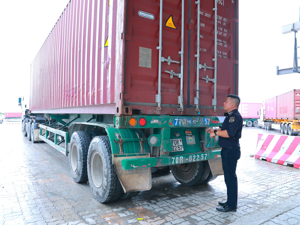 Đội Hải quan Cửa khẩu Quốc tế Mộc Bài thực hiện thủ tục kiểm tra, giám sát hàng hoá nhập khẩu tại Cảng cạn Tân Cảng - Mộc Bài
