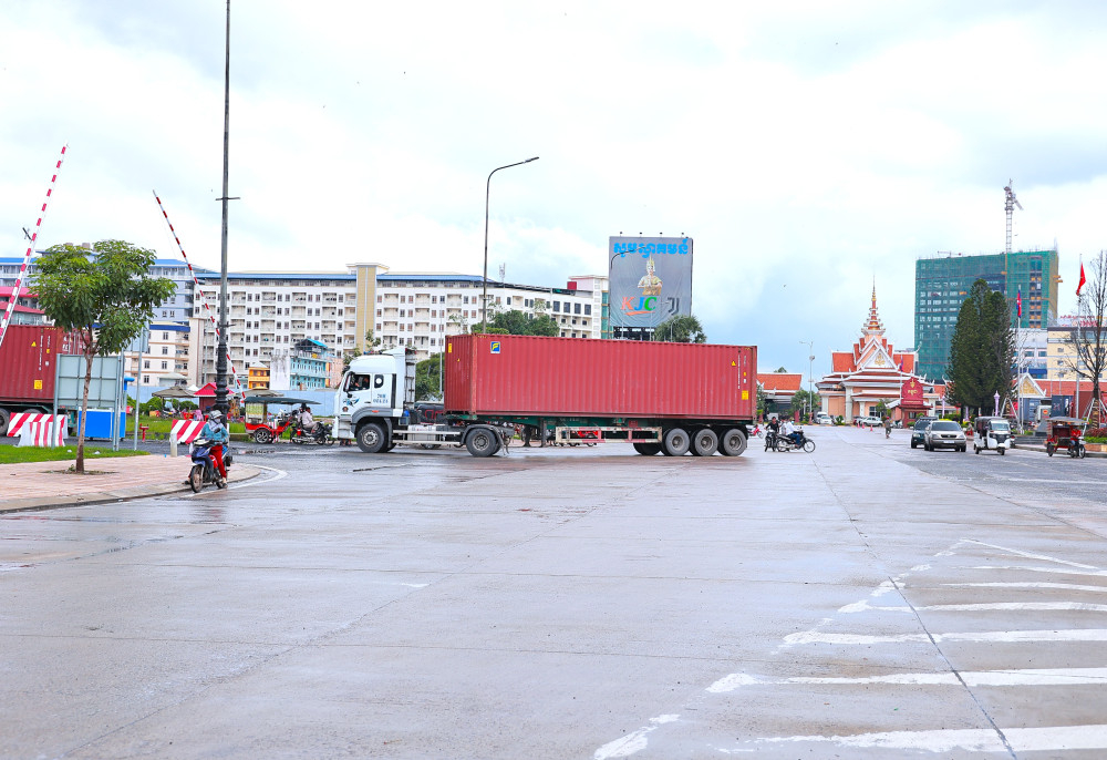 Phương tiện vận chuyển hàng hoá nhập khẩu từ Campuchia vào địa điểm kiểm tra, giám sát hàng hoá xuất khẩu, nhập khẩu Tân Cảng, ra đường Xuyên Á đi vào Việt Nam