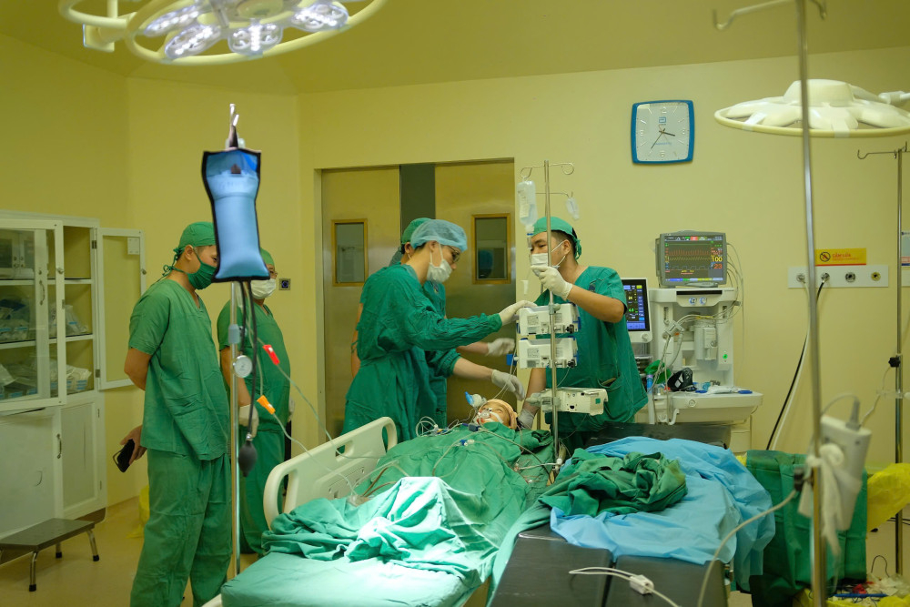 Bé Phạm Trần Hùm được chăm sóc tại bệnh viện