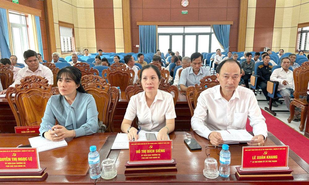 Cử tri dự buổi tiếp xúc