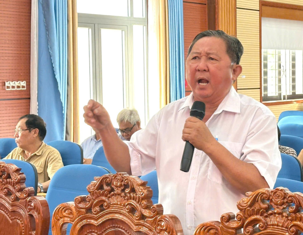 Cử tri xã Tân Thạnh bày tỏ sự quan tâm đối với việc nâng cấp tuyến Quốc lộ 62