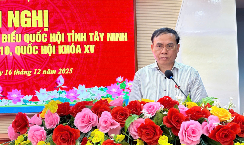 Phó Chủ nhiệm Ủy ban Pháp luật và Tư pháp của Quốc hội Hoàng Văn Liên trả lời ý kiến cử tri