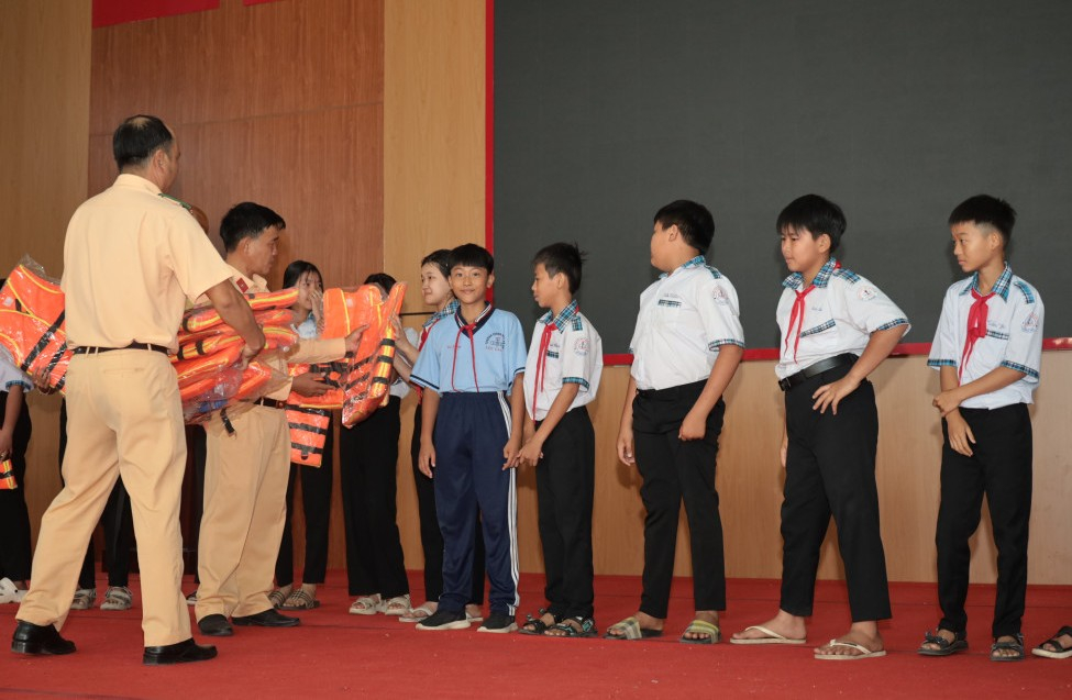 Trao tặng áo phao cho các em học sinh