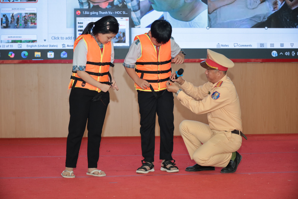 Hướng dẫn học sinh sử dụng áo phao đúng cách