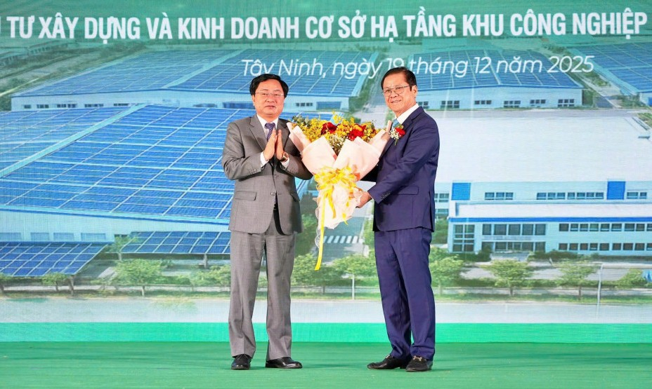 Bí thư Tỉnh ủy Nguyễn Văn Quyết tặng hoa cho nhà đầu tư