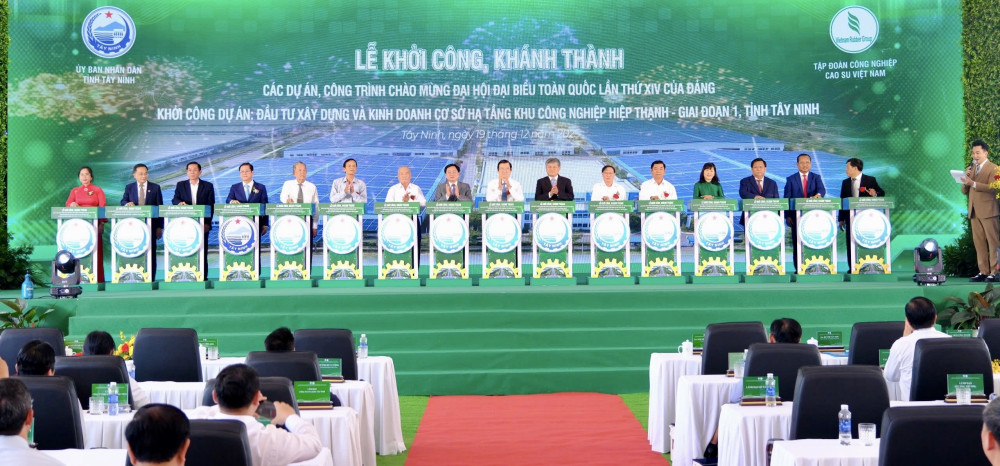 Đại biểu thực hiện nghi thức bấm nút khởi công Khu công nghiệp Hiệp Thạnh - giai đoạn 1