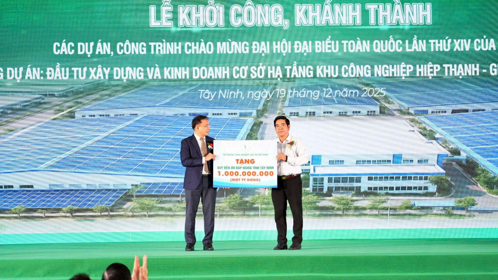 Đại diện Tập đoàn Công nghiệp Cao su Việt Nam trao tặng 1 tỉ đồng cho Quỹ Đền ơn đáp nghĩa tỉnh Tây Ninh