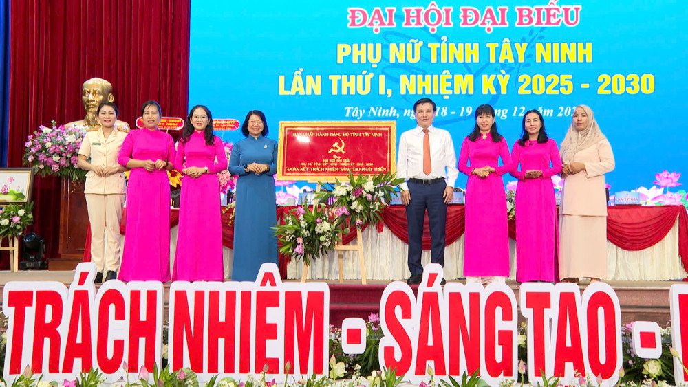 Phó Bí thư Tỉnh ủy, Chủ tịch UBMTTQ Việt Nam tỉnh Nguyễn Thanh Hải tặng bức trướng chúc mừng Đại hội